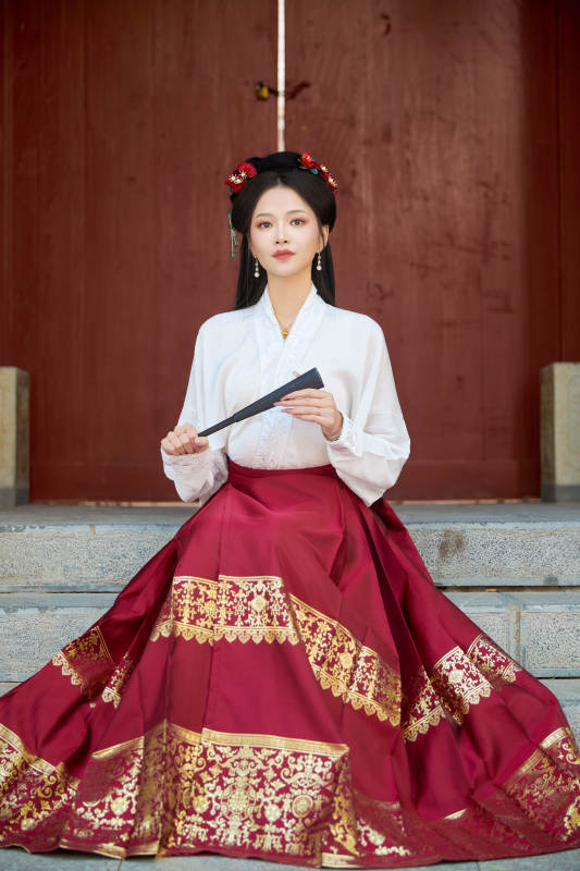 身穿汉服马面裙手持纸扇的东方美女图片