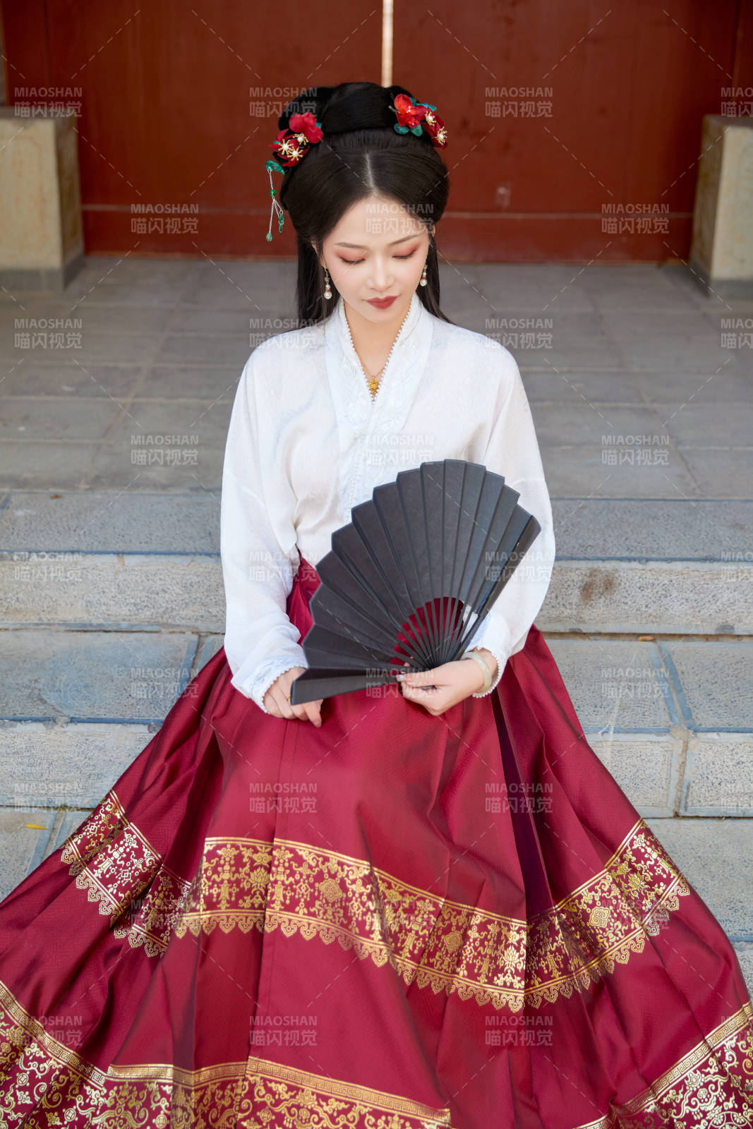 身穿汉服马面裙手持纸扇的东方美女图片