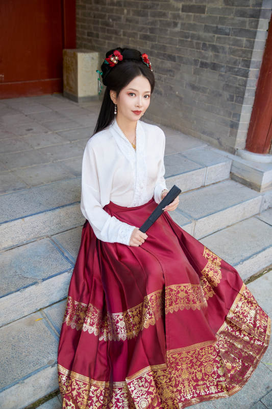 身穿汉服马面裙手持纸扇的东方美女图片