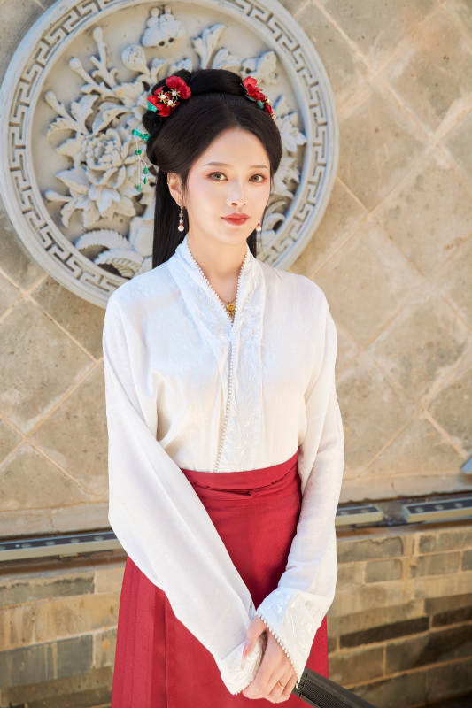 身穿汉服马面裙手持纸扇的东方美女图片