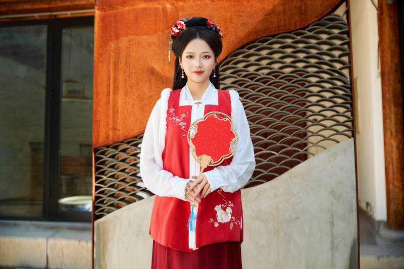 穿着中国汉族服饰马面裙的东方女性图片