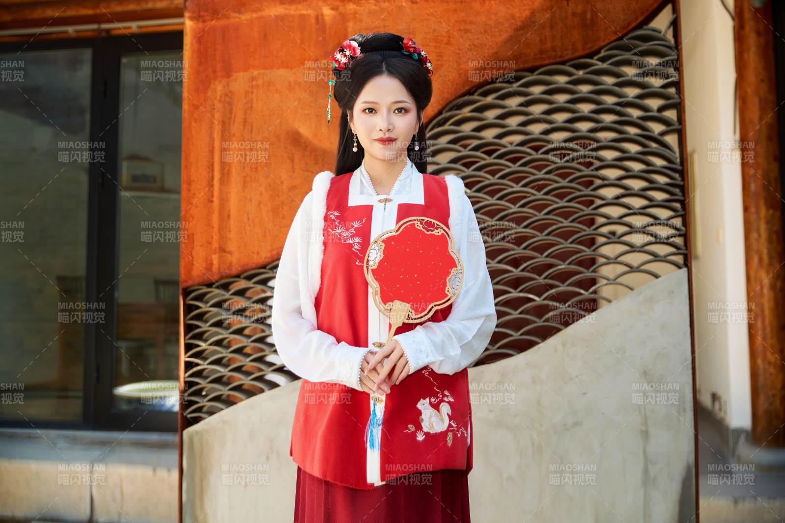 穿着中国汉族服饰马面裙的东方女性图片