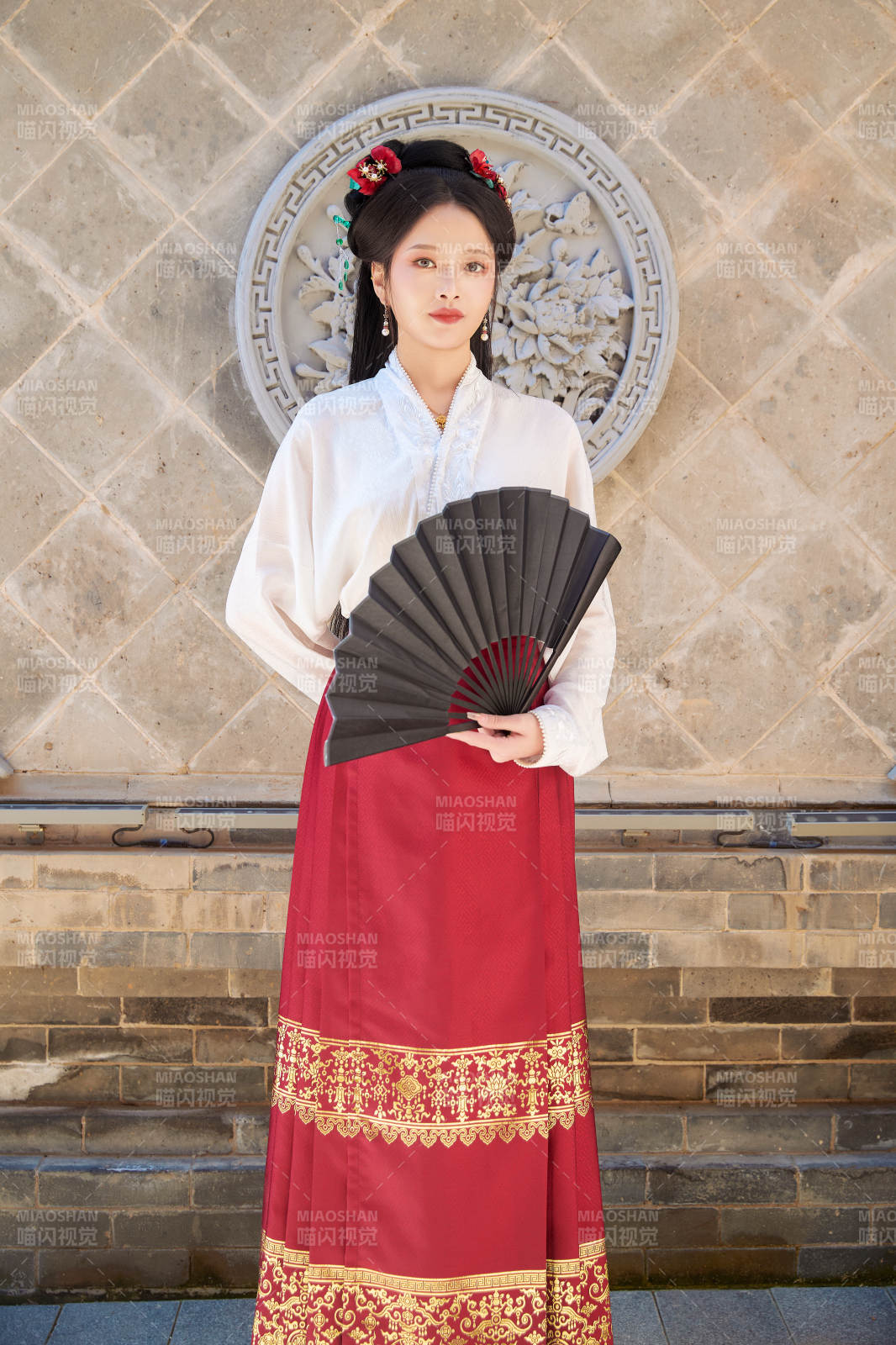 身穿汉服马面裙手持纸扇的东方美女图片