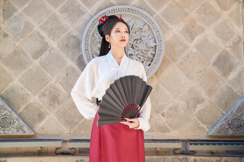 身穿汉服马面裙手持纸扇的东方美女图片