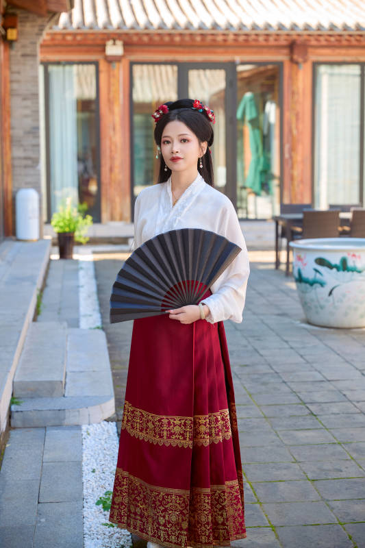 身穿汉服马面裙手持纸扇的东方美女图片