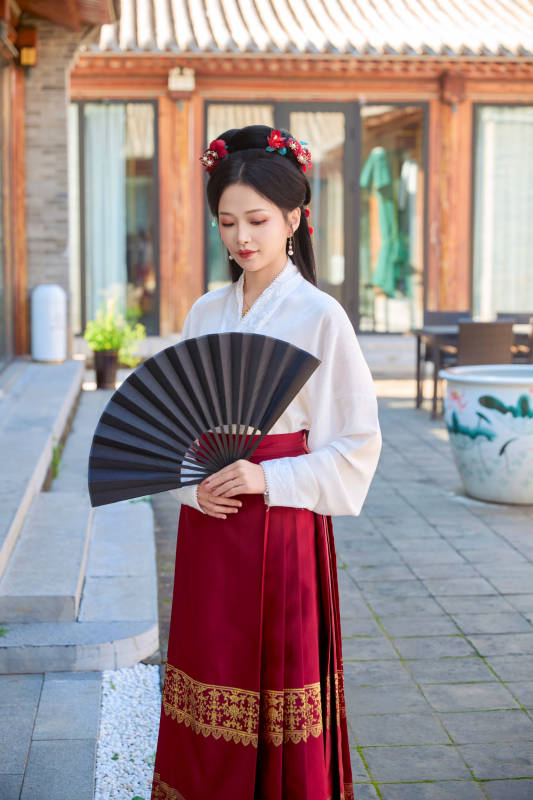 身穿汉服马面裙手持纸扇的东方美女图片