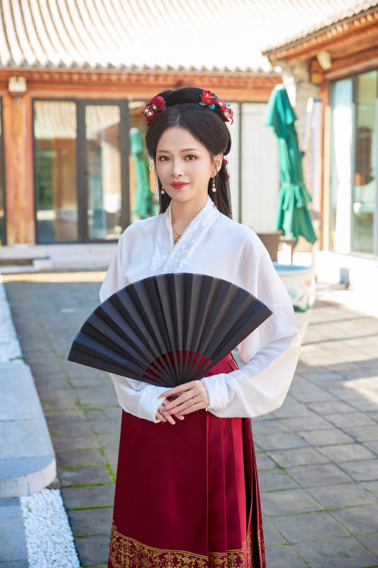 身穿汉服马面裙手持纸扇的东方美女图片