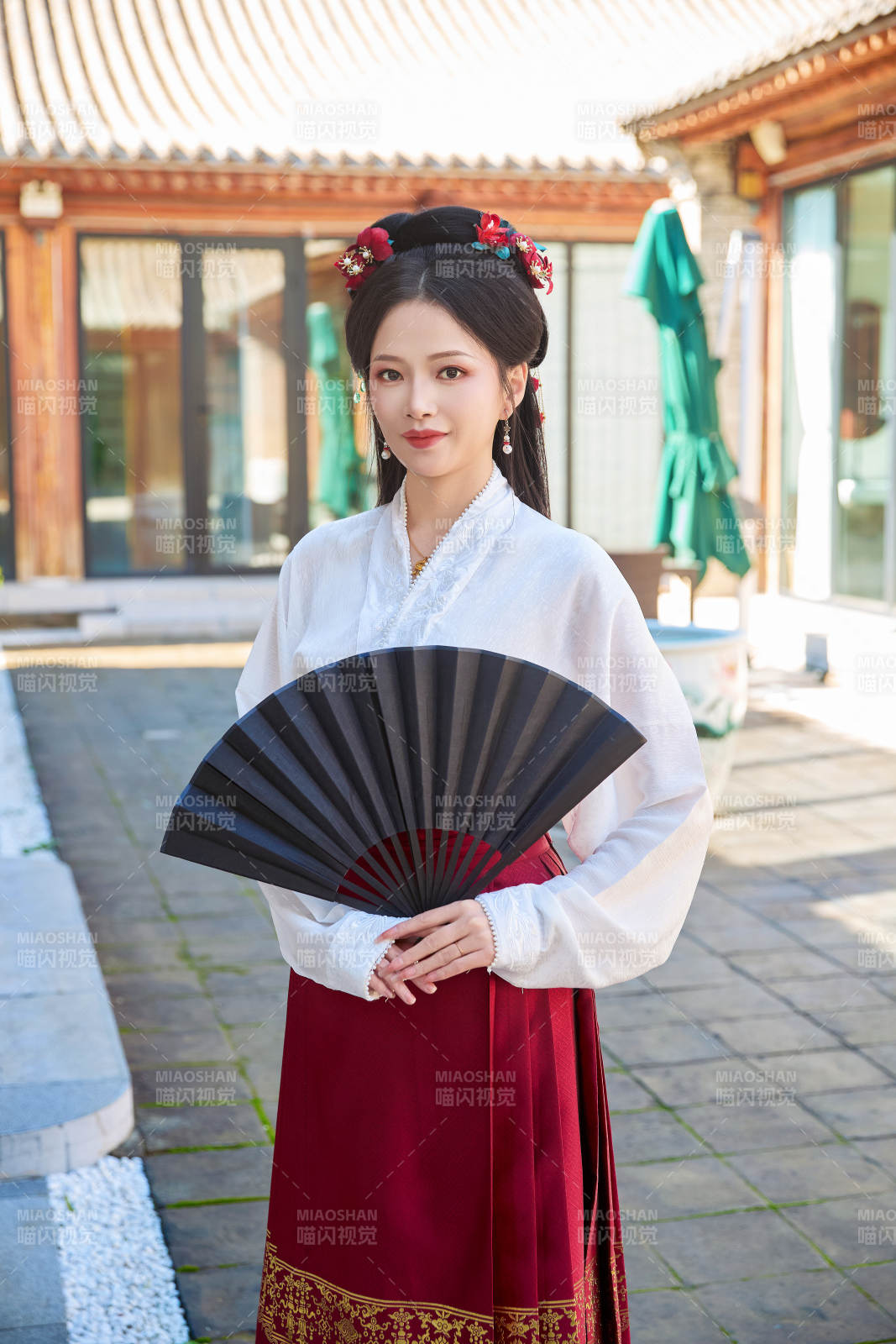 身穿汉服马面裙手持纸扇的东方美女图片