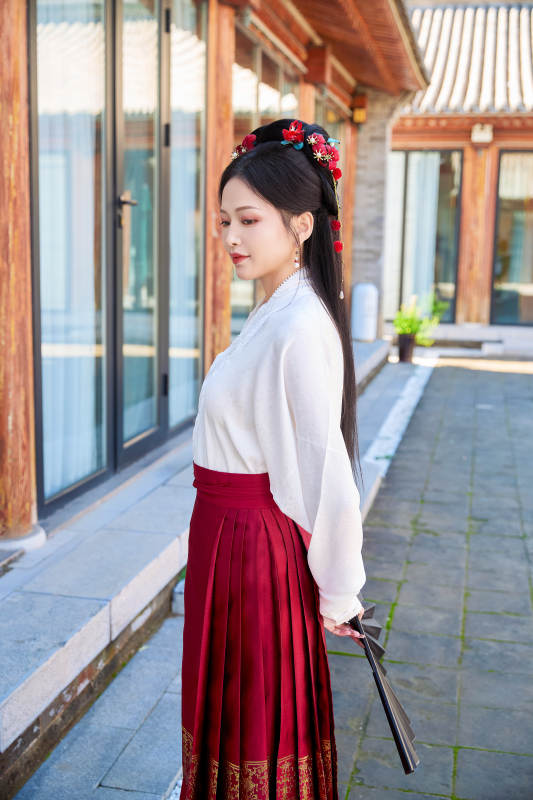 身穿汉服马面裙手持纸扇的东方美女图片