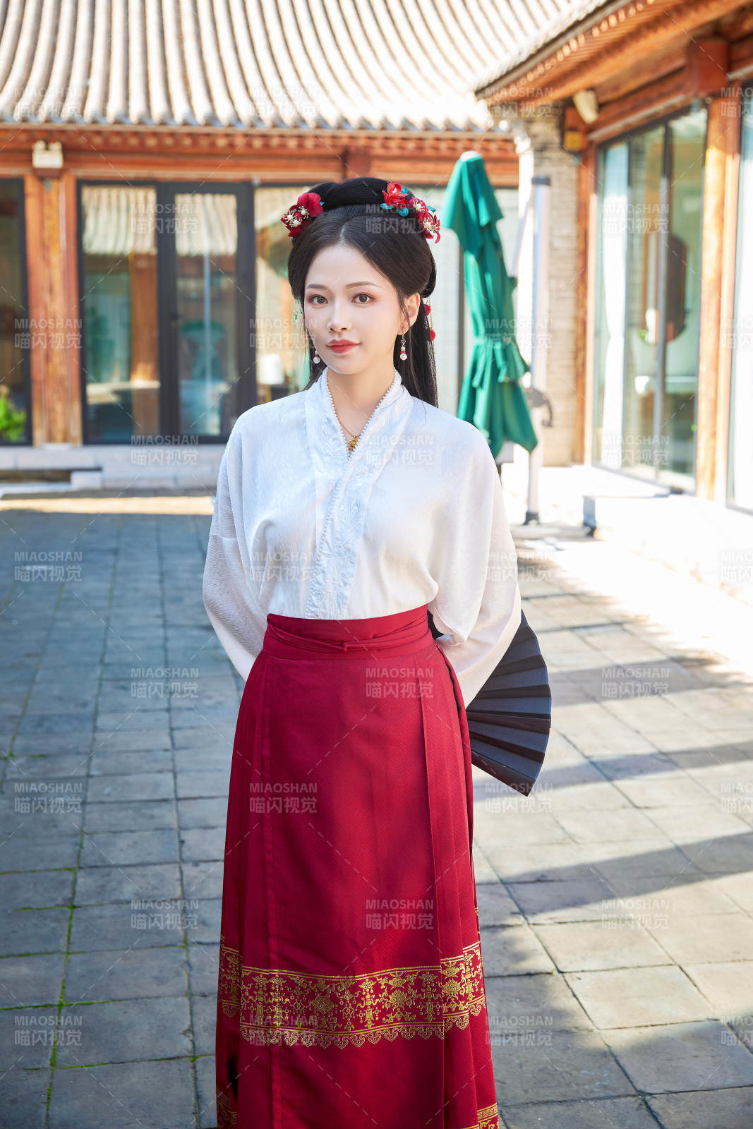 身穿汉服马面裙手持纸扇的东方美女图片