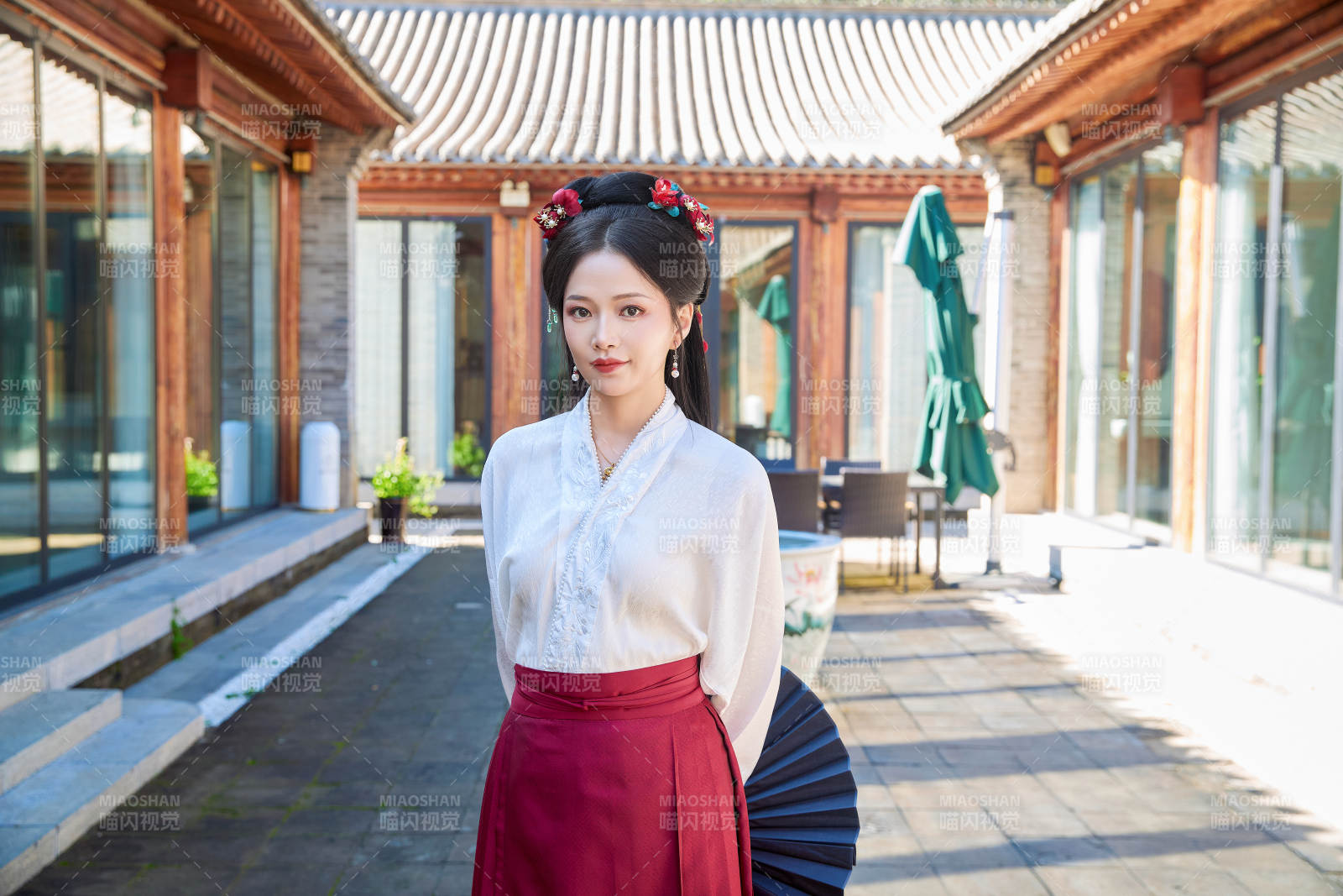 身穿汉服马面裙手持纸扇的东方美女图片