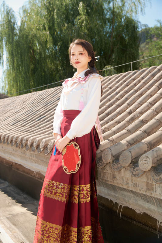 穿着中国汉族服饰马面裙的东方女性图片