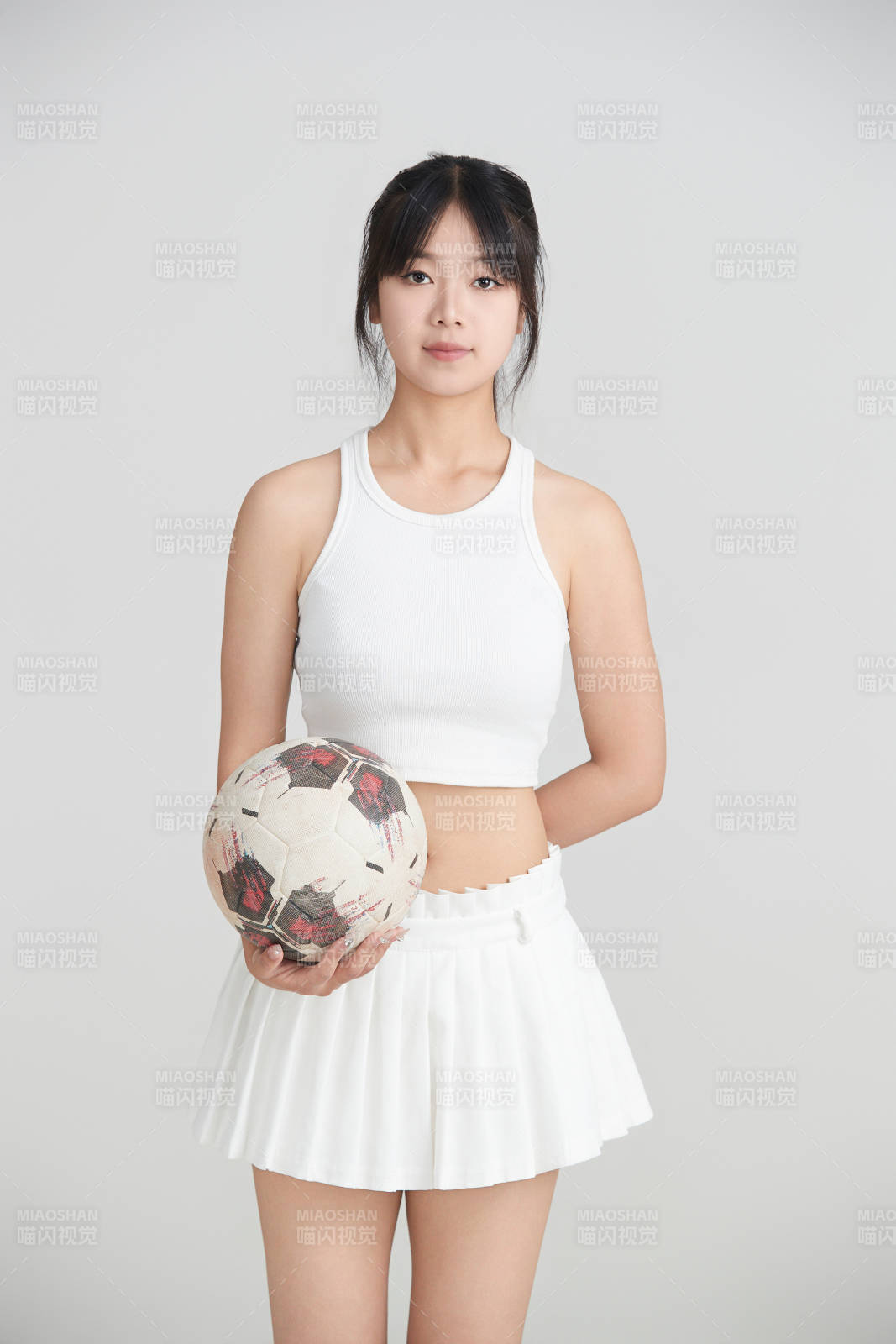 白色背景下的快乐的足球宝贝图片