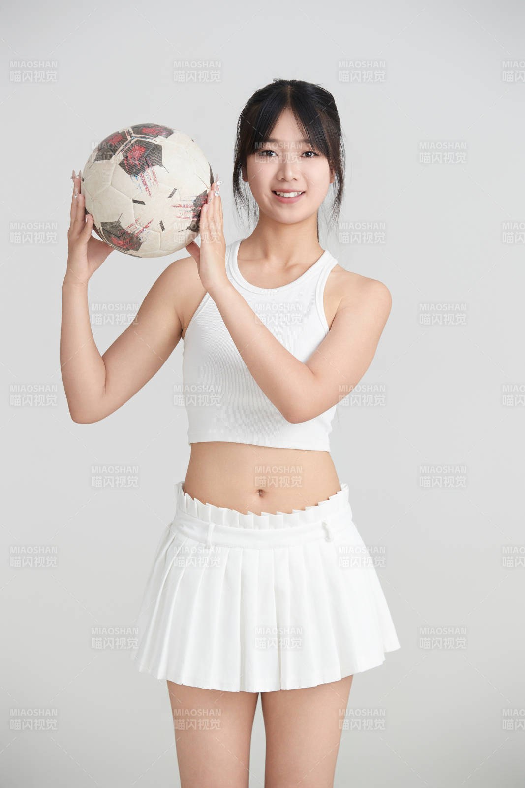 白色背景下的快乐的足球宝贝图片