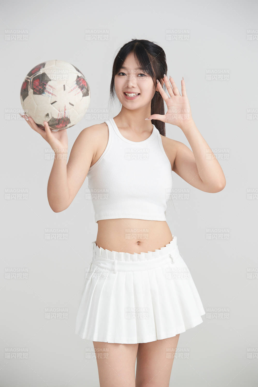 白色背景下的快乐的足球宝贝图片