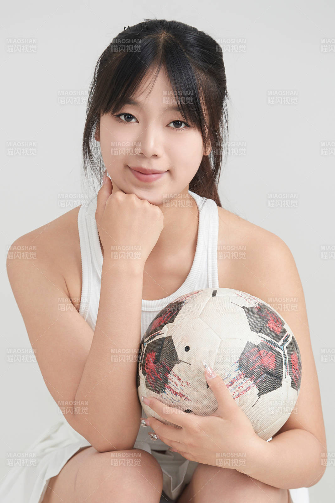 白色背景下的快乐的足球宝贝图片