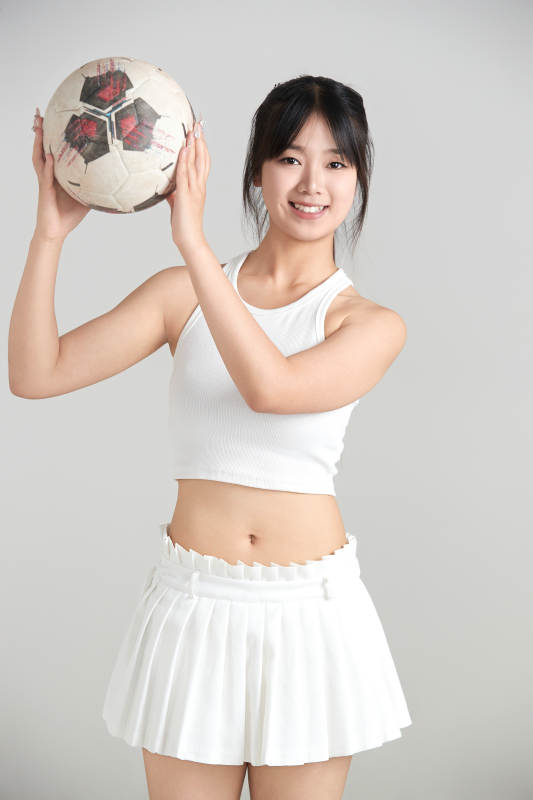 白色背景下的快乐的足球宝贝图片