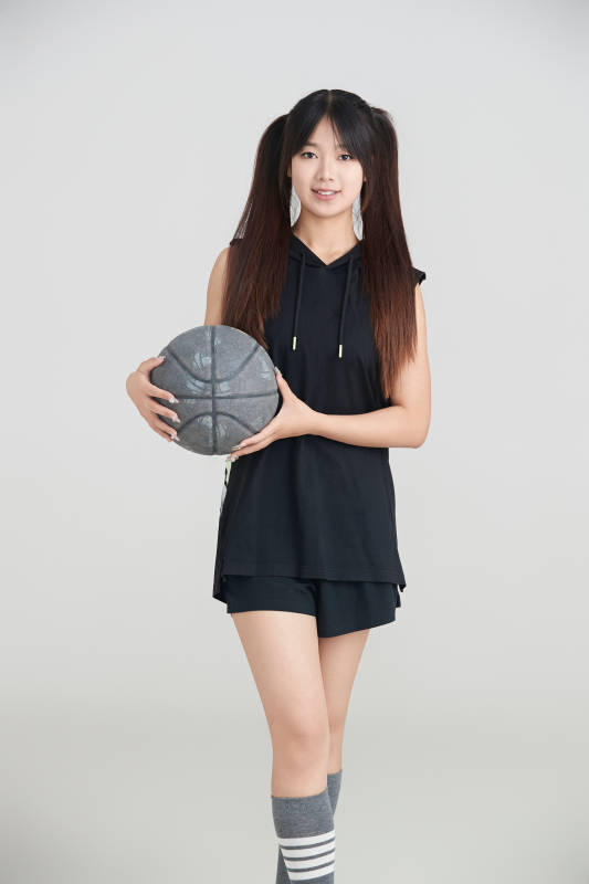 白色背景下的年轻女孩和篮球图片