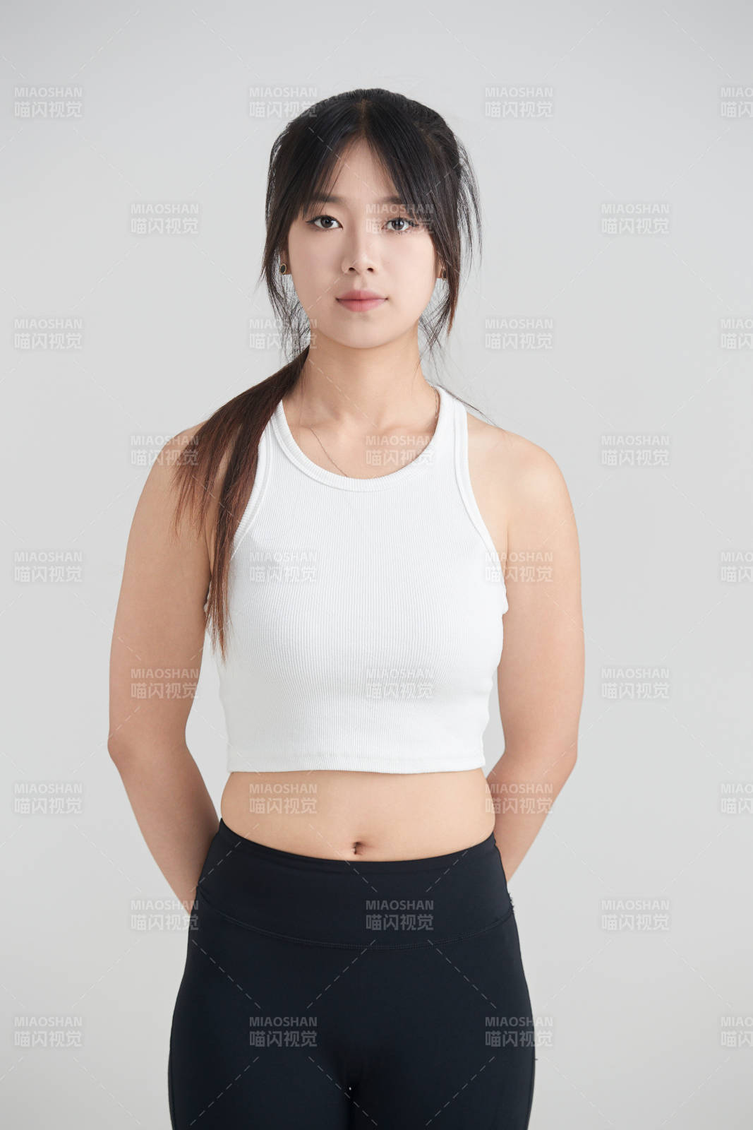 白色背景下作运动健身的亚洲女性图片