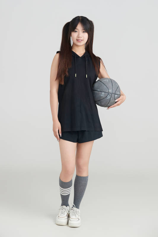 白色背景下的年轻女孩和篮球图片