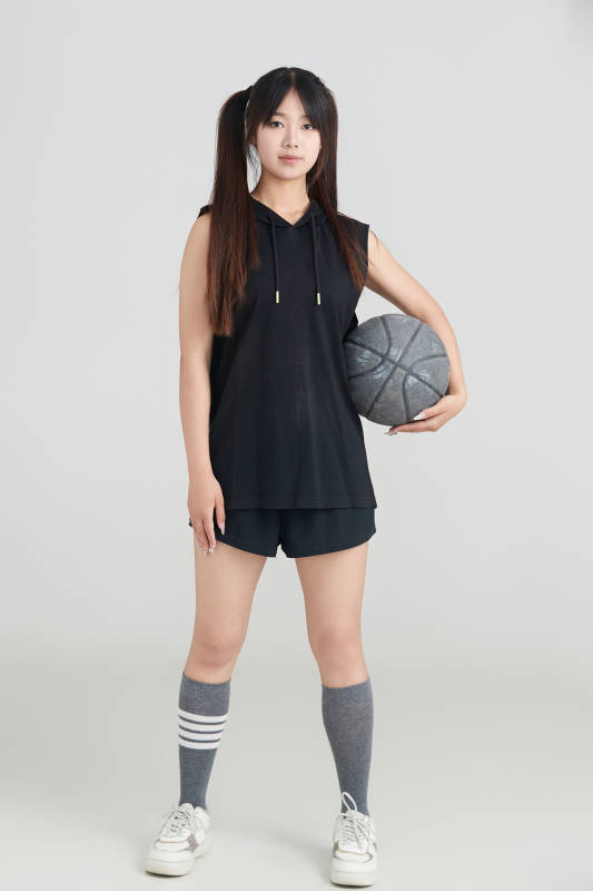 白色背景下的年轻女孩和篮球图片