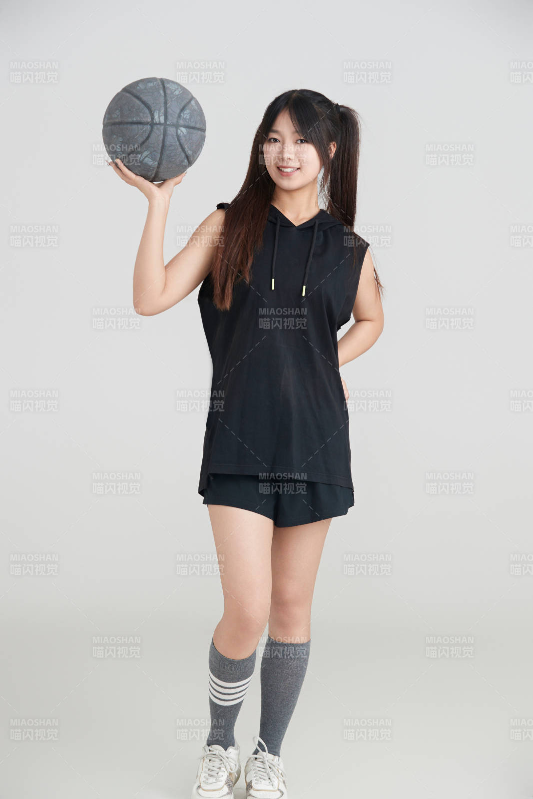 白色背景下的年轻女孩和篮球图片