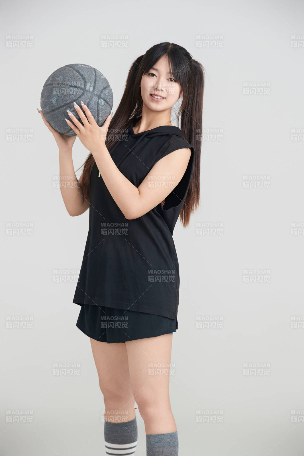 白色背景下的年轻女孩和篮球图片