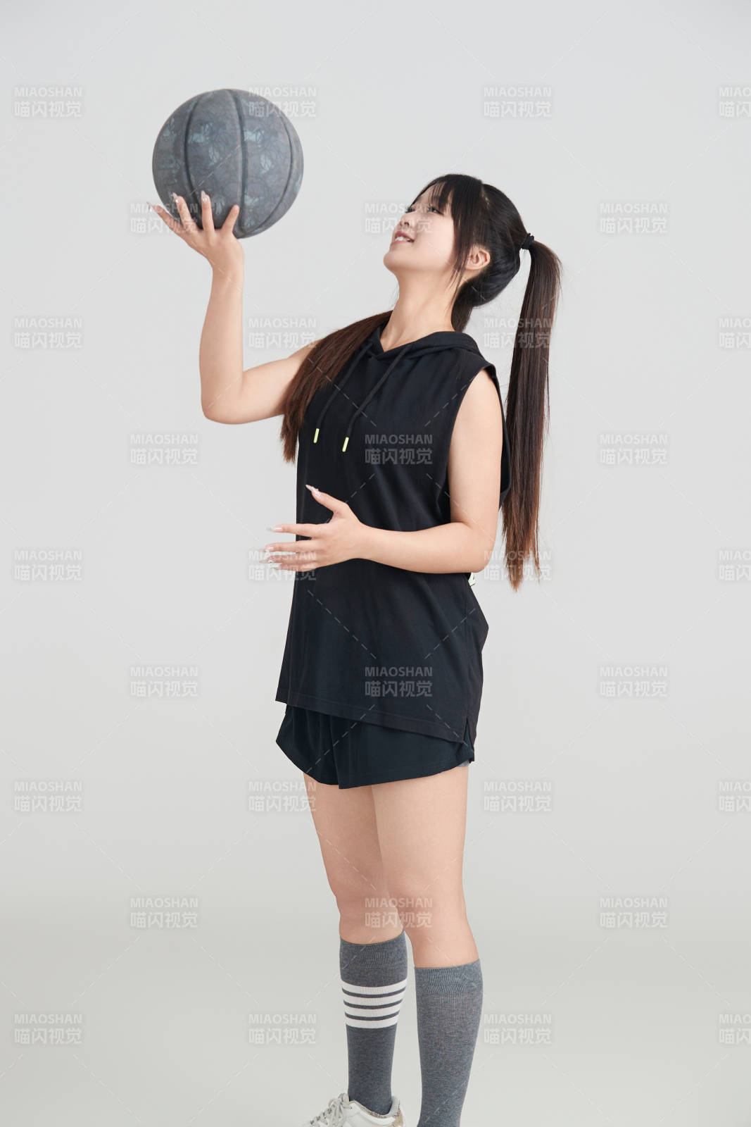 白色背景下的年轻女孩和篮球图片