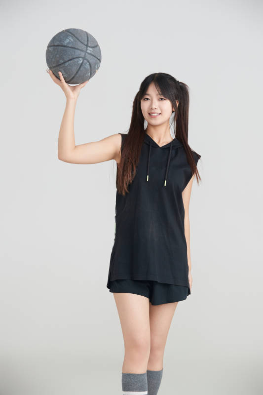 白色背景下的年轻女孩和篮球图片