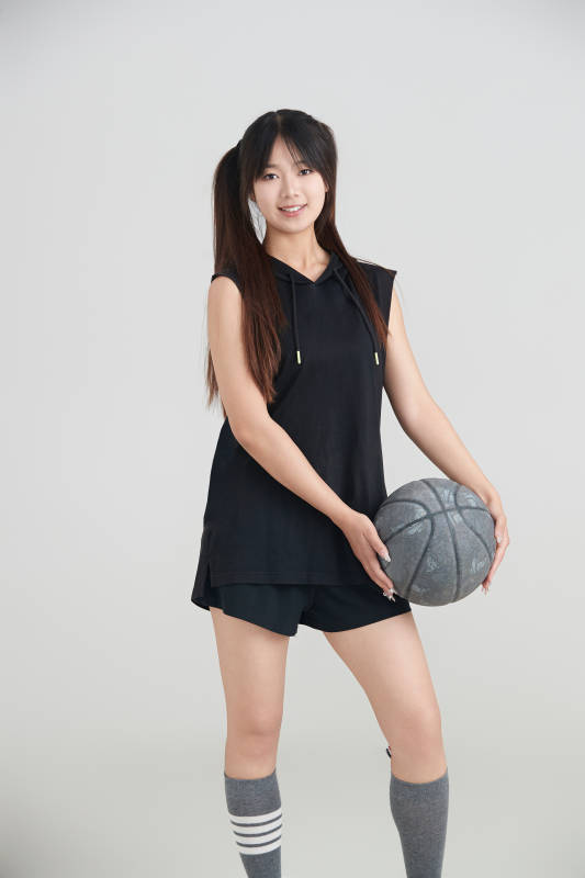 白色背景下的年轻女孩和篮球图片