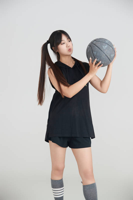 白色背景下的年轻女孩和篮球图片