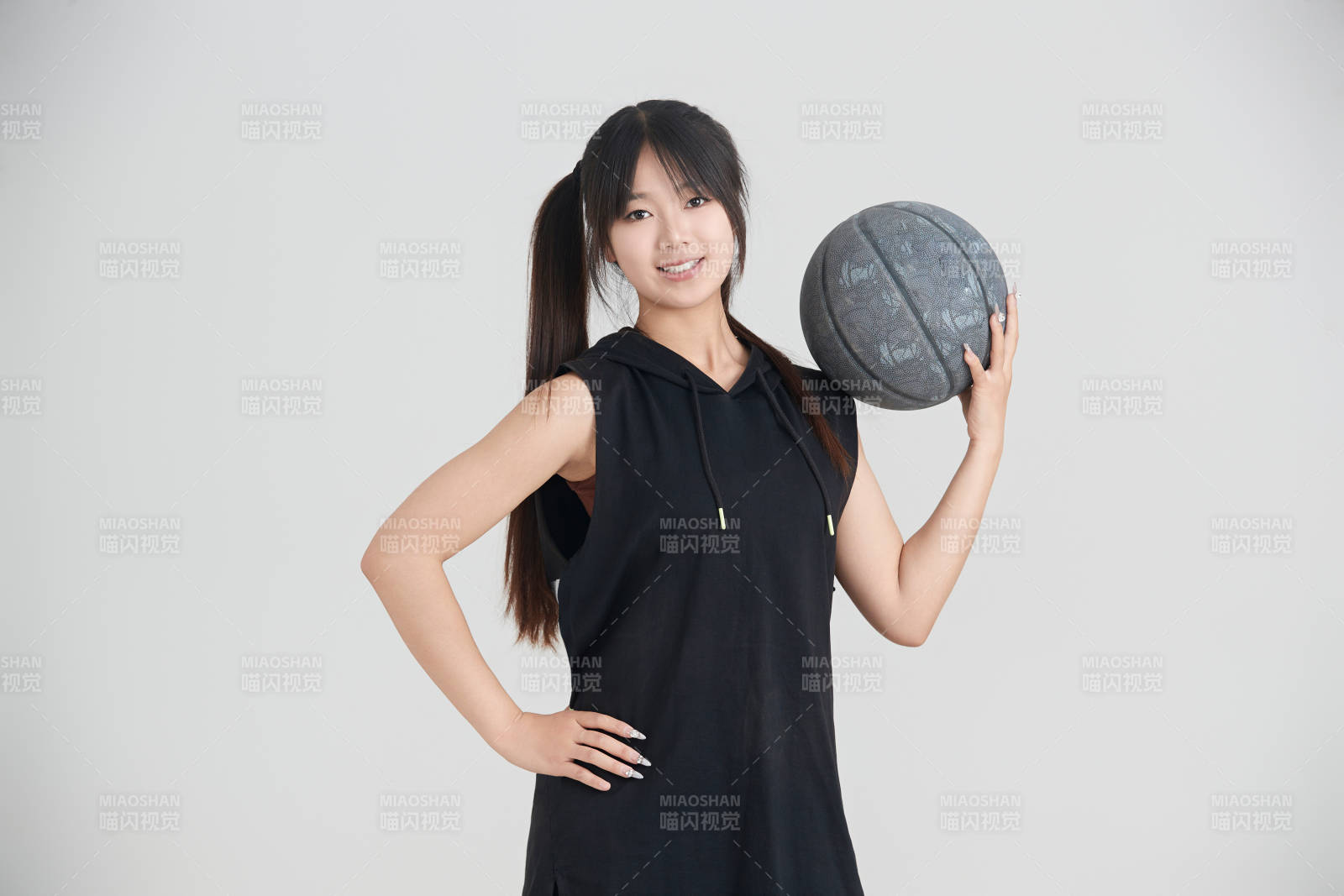 白色背景下的年轻女孩和篮球图片