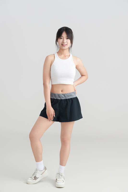 白色背景下作运动健身的亚洲女性图片