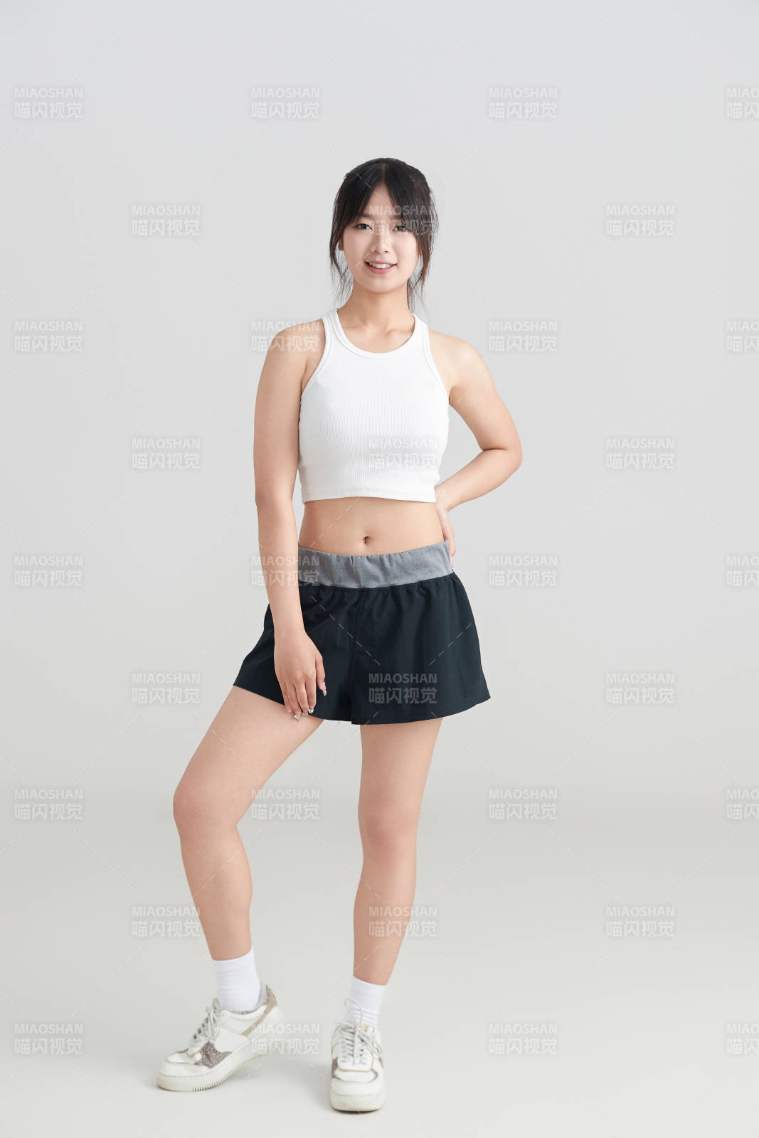 白色背景下作运动健身的亚洲女性图片