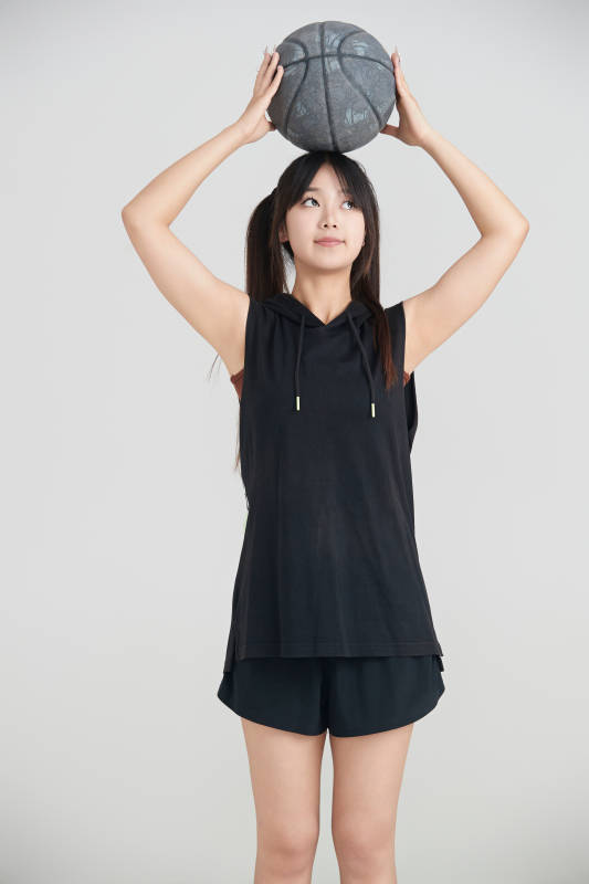 白色背景下的年轻女孩和篮球图片