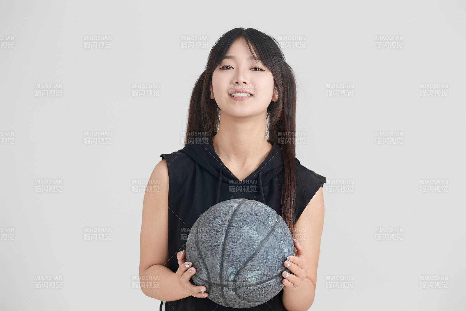 白色背景下的年轻女孩和篮球图片