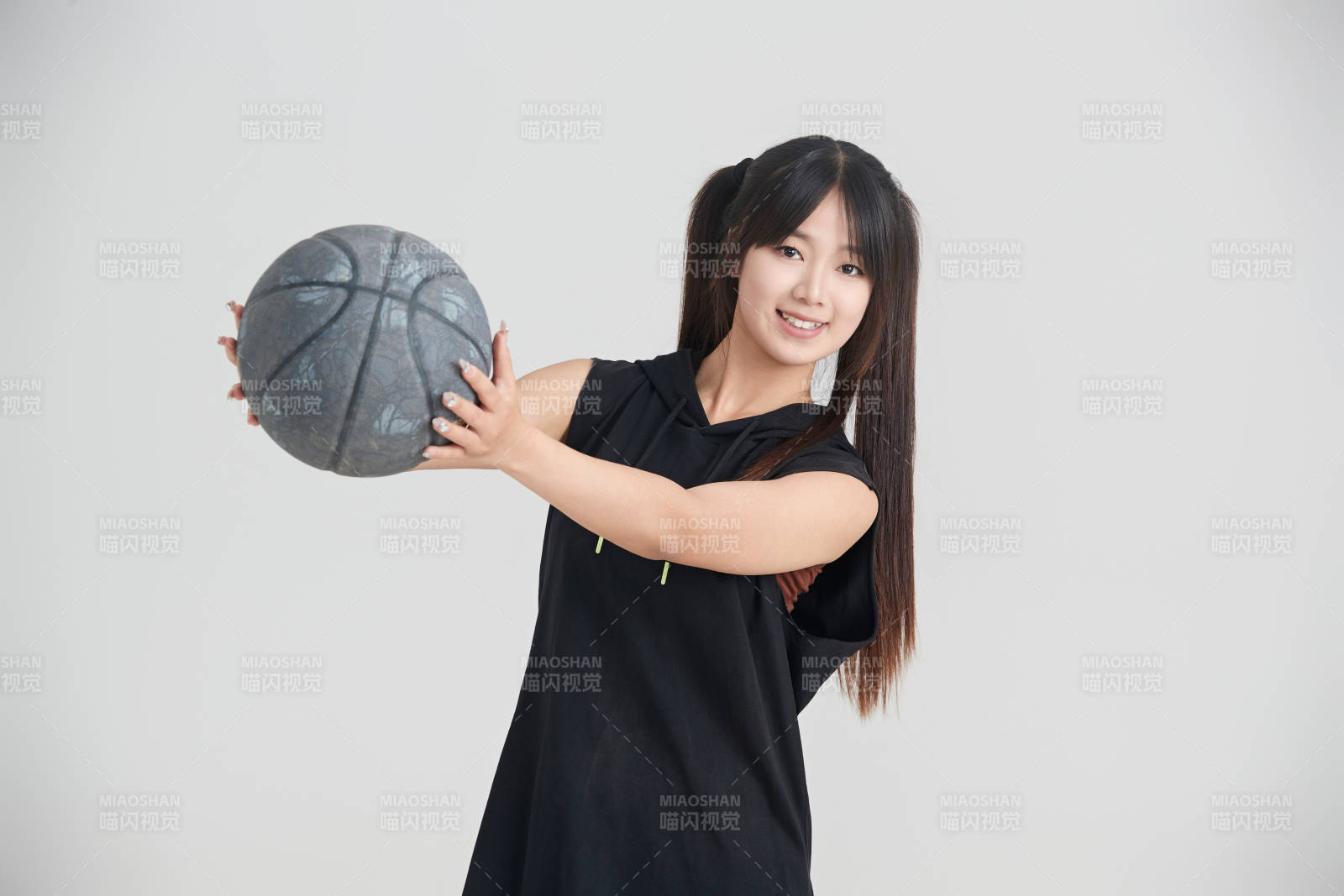 白色背景下的年轻女孩和篮球图片