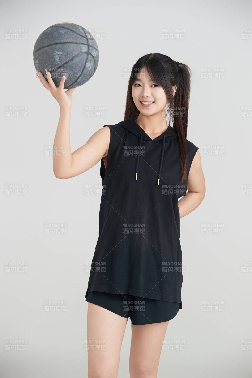 白色背景下的年轻女孩和篮球图片