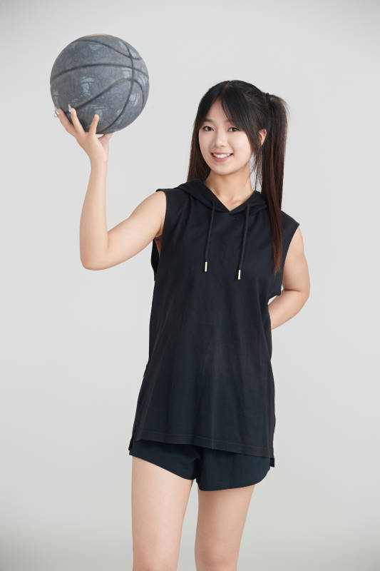 白色背景下的年轻女孩和篮球图片