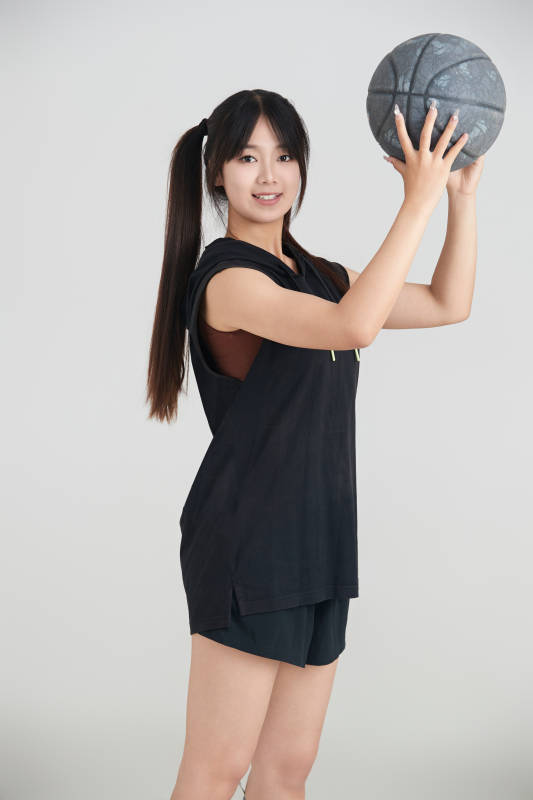 白色背景下的年轻女孩和篮球图片