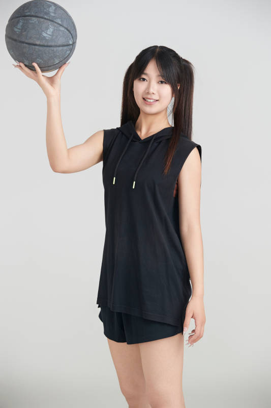 白色背景下的年轻女孩和篮球图片