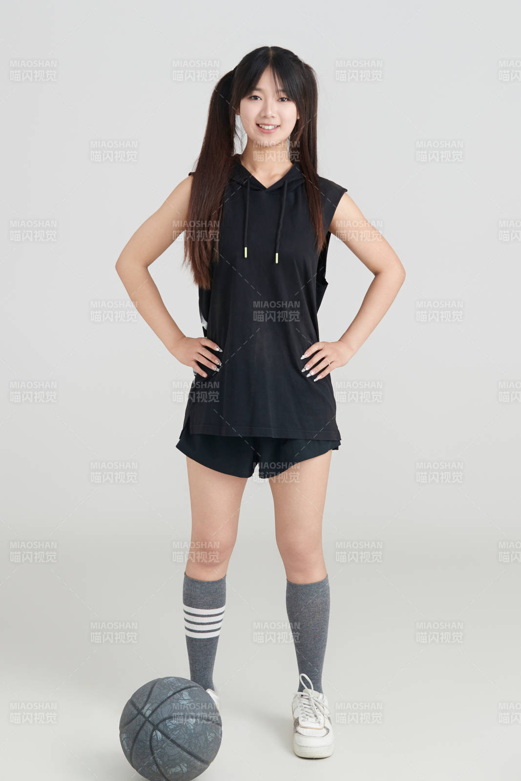 白色背景下的年轻女孩和篮球图片