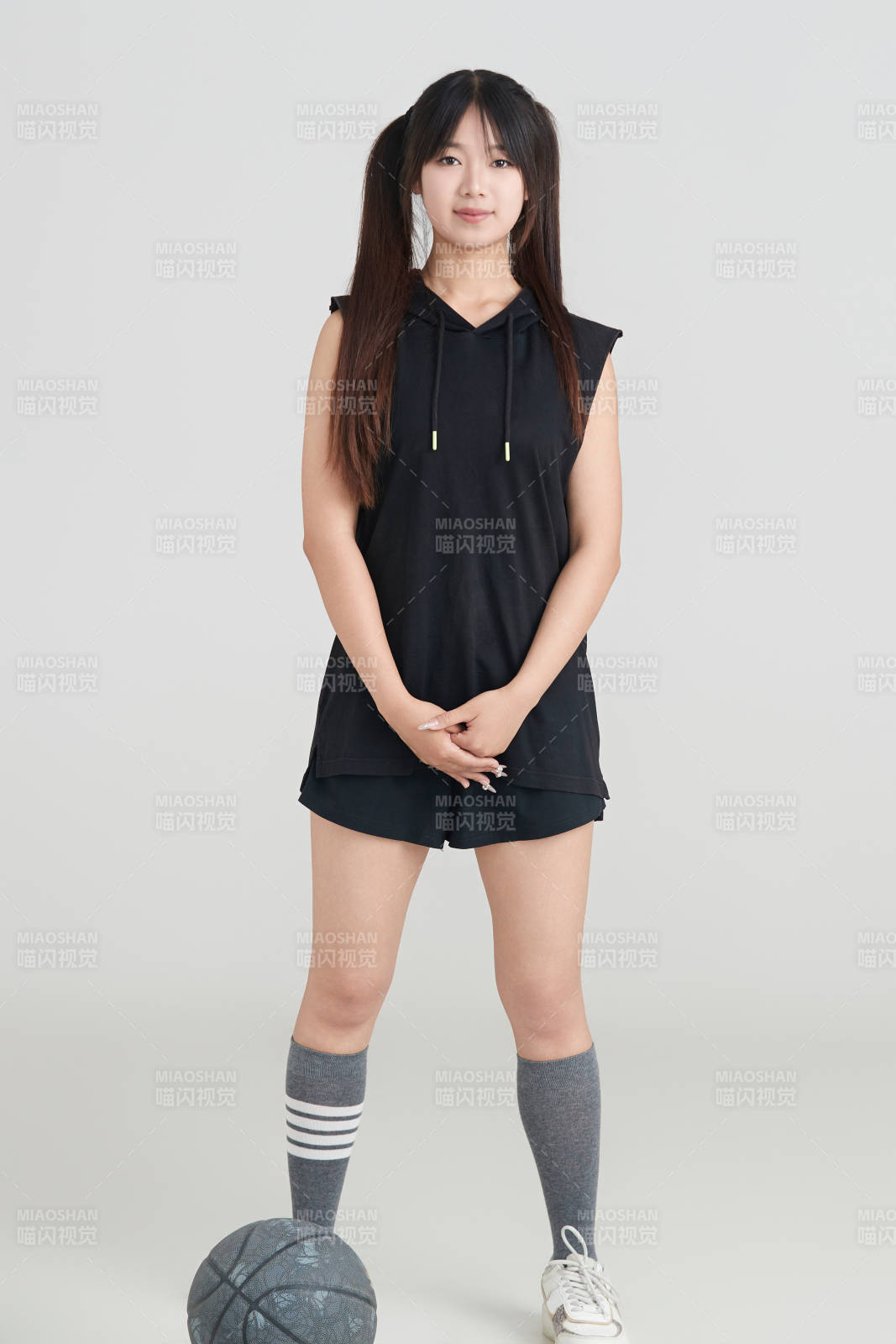 白色背景下的年轻女孩和篮球图片