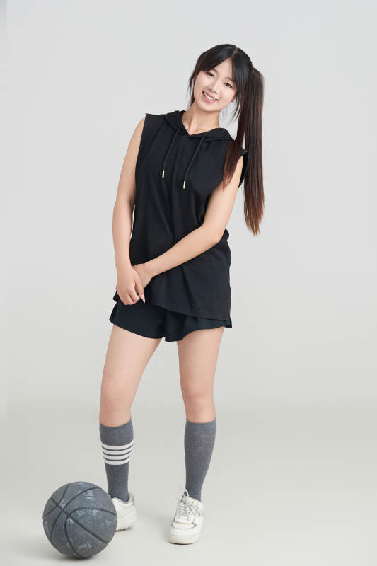 白色背景下的年轻女孩和篮球图片