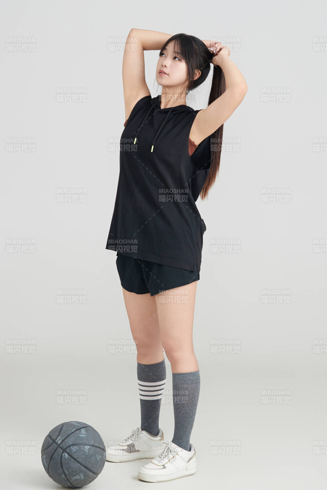 白色背景下的年轻女孩和篮球图片