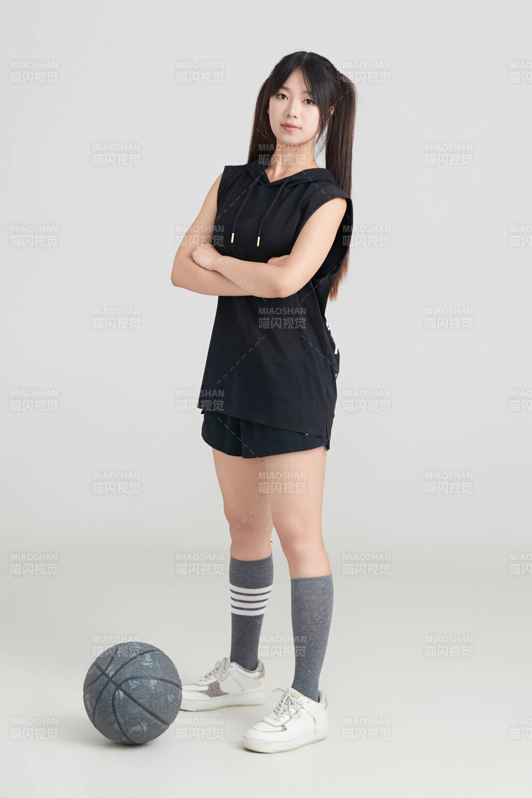 白色背景下的年轻女孩和篮球图片