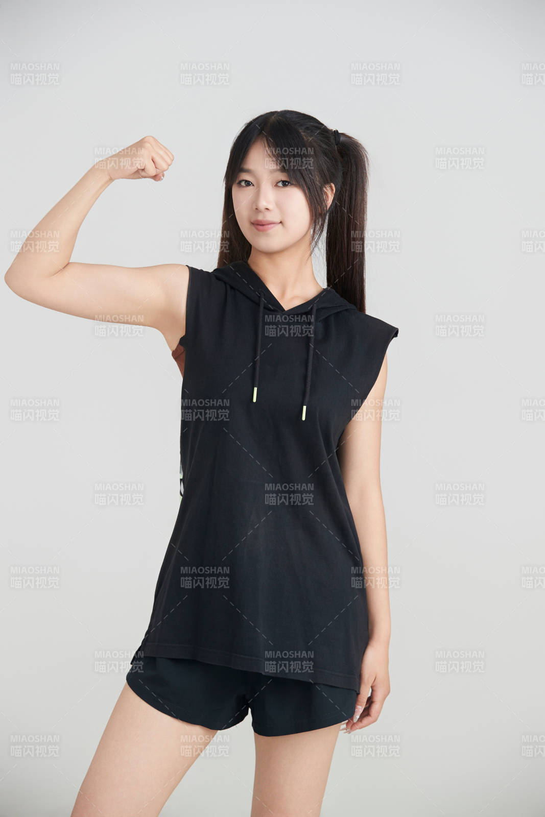 白色背景下的年轻女孩和篮球图片