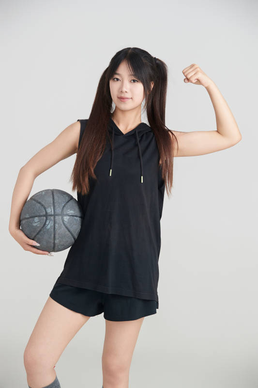 白色背景下的年轻女孩和篮球图片