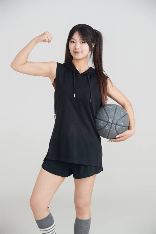 白色背景下的年轻女孩和篮球图片