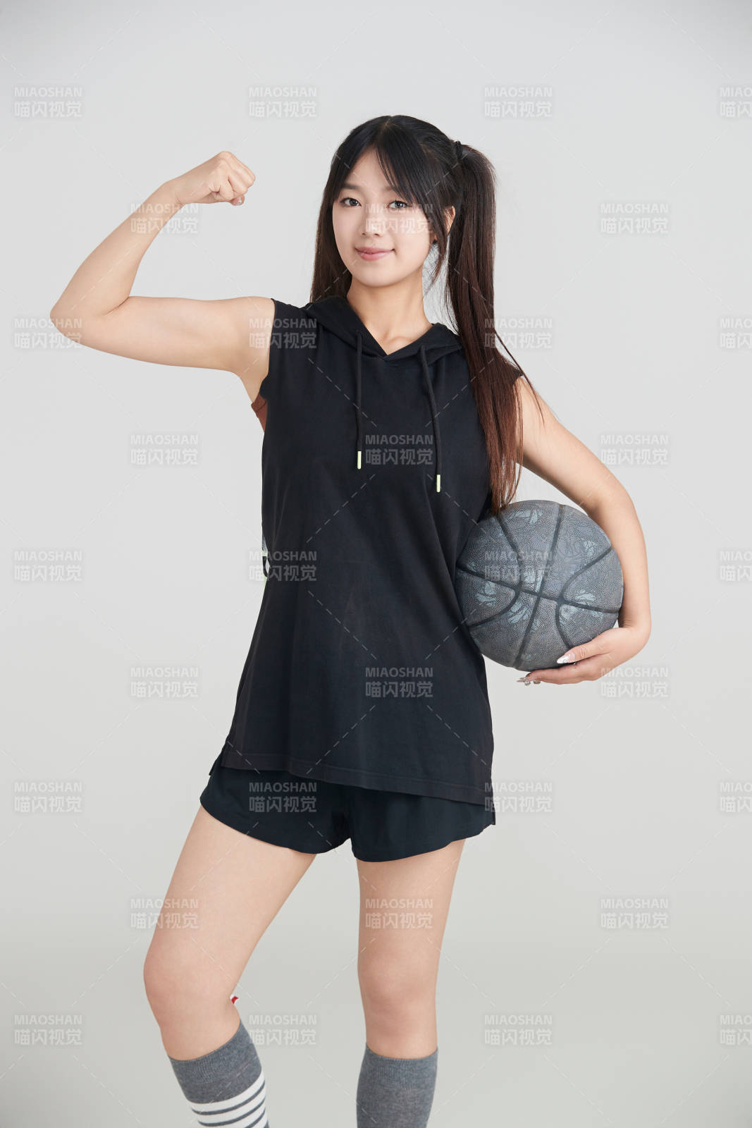 白色背景下的年轻女孩和篮球图片